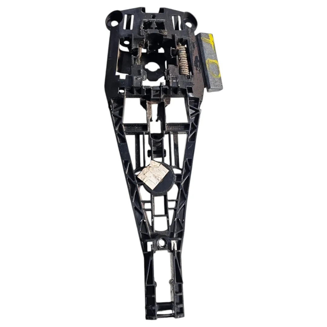 Suporte maçaneta traseira direita S10 2.8 Diesel 4X4 LS 2020