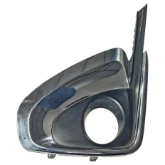 Moldura farol de milha esquerdo com detalhe Hilux SW4 2.8 177cv 2020