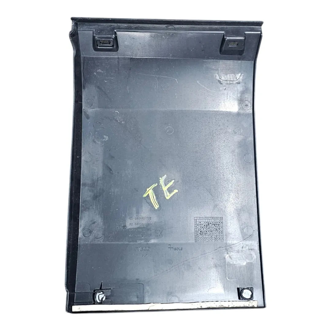 Moldura lateral esquerda frente pneu  Iveco Daily 3.0 2040