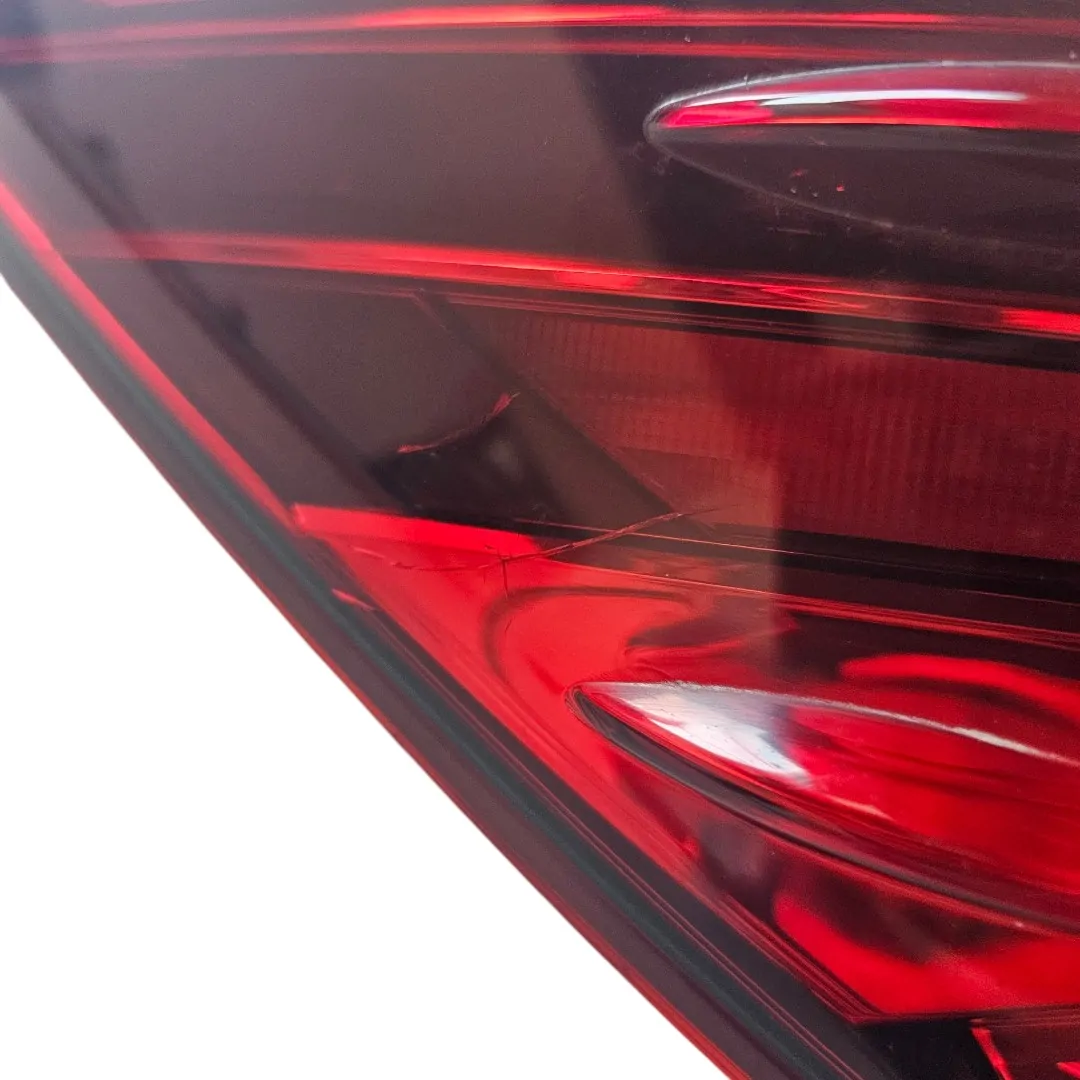 Lanterna esquerda Trinco acrilico Hilux SW4 2.8 2020