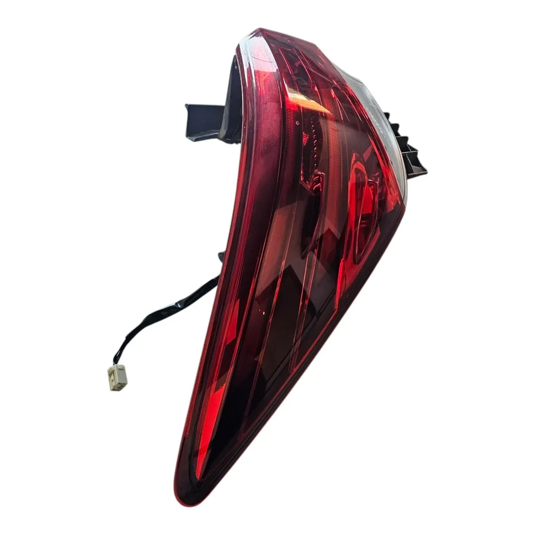Lanterna esquerda Trinco acrilico Hilux SW4 2.8 2020