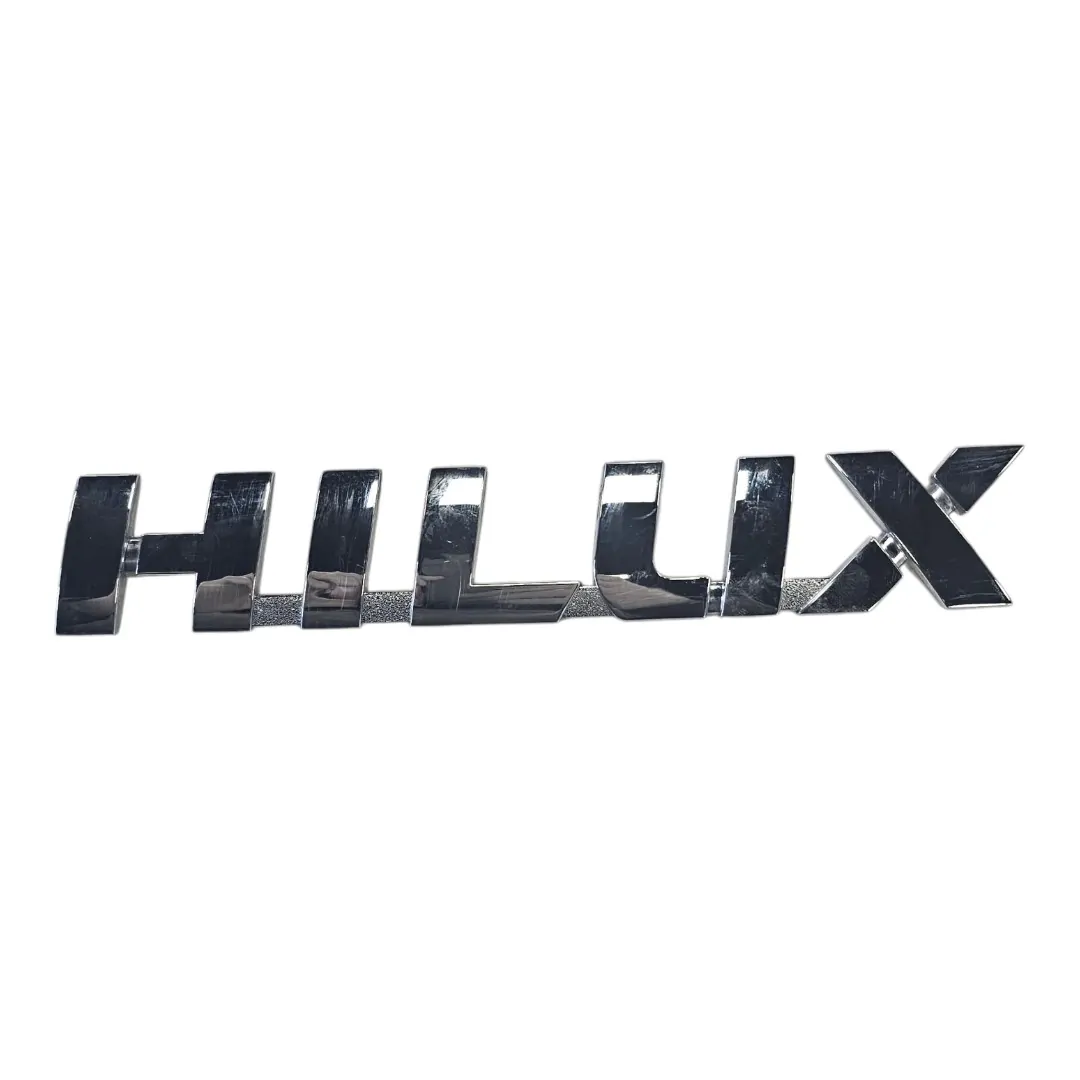 Emblema porta dianteira direita Hilux 2.8 2024 Manual 0km