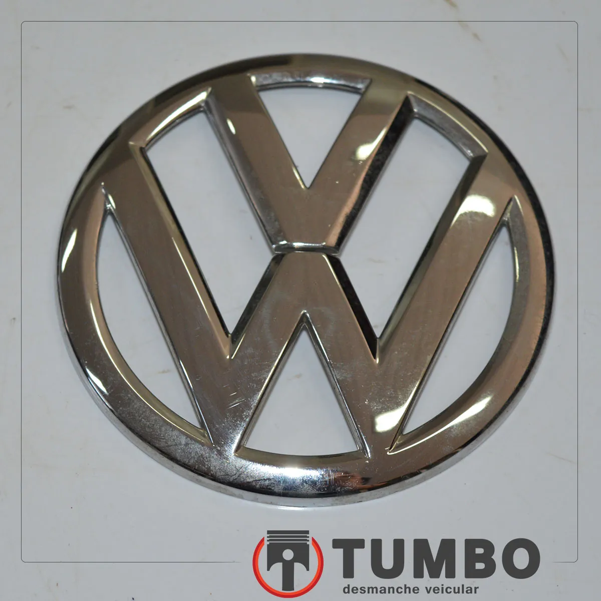 Simbolo VOLKSWAGEM tampa traseira do UP Move 1.0 TSI 2017