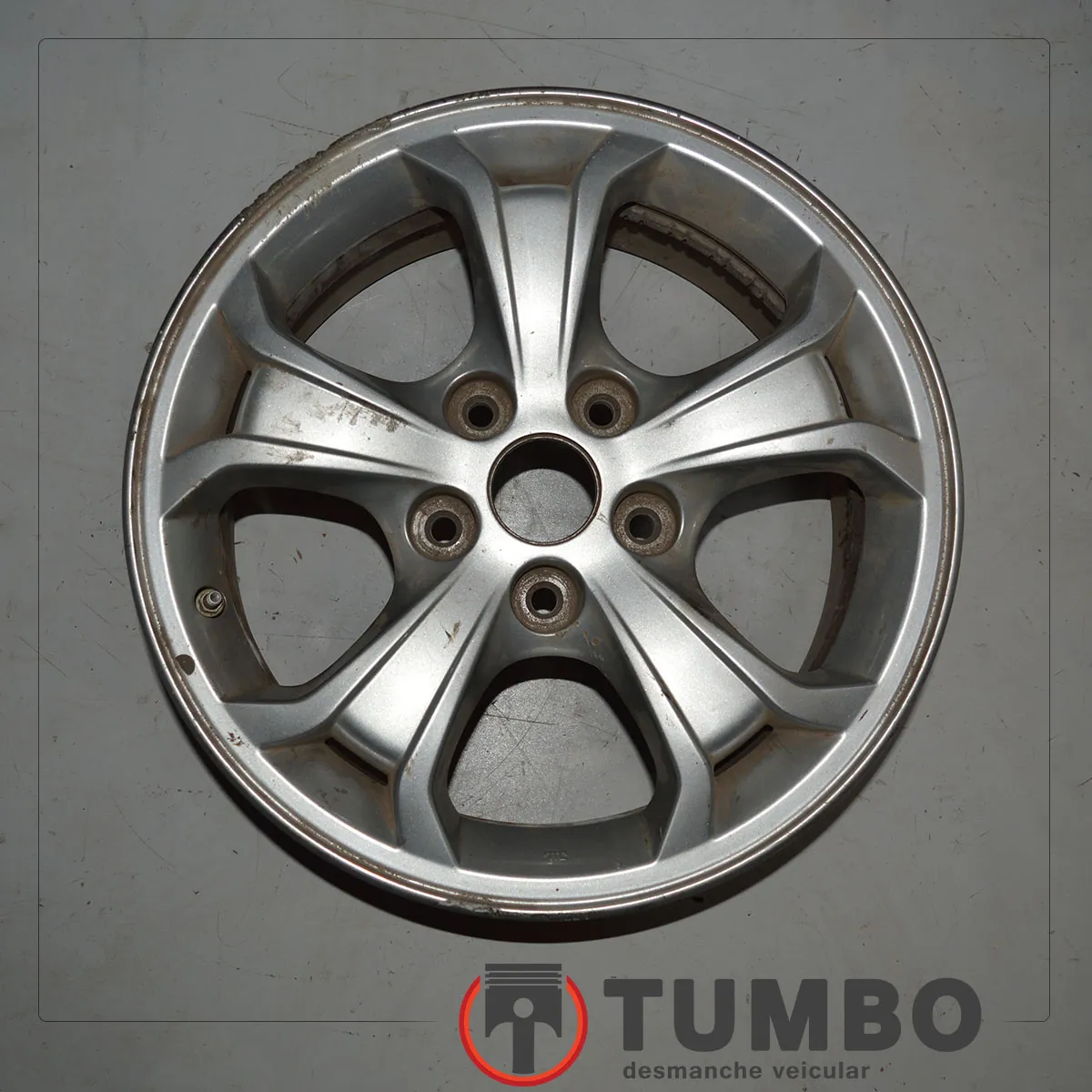 Roda de liga leve Tucson Aro 16 sem calota com detalhes