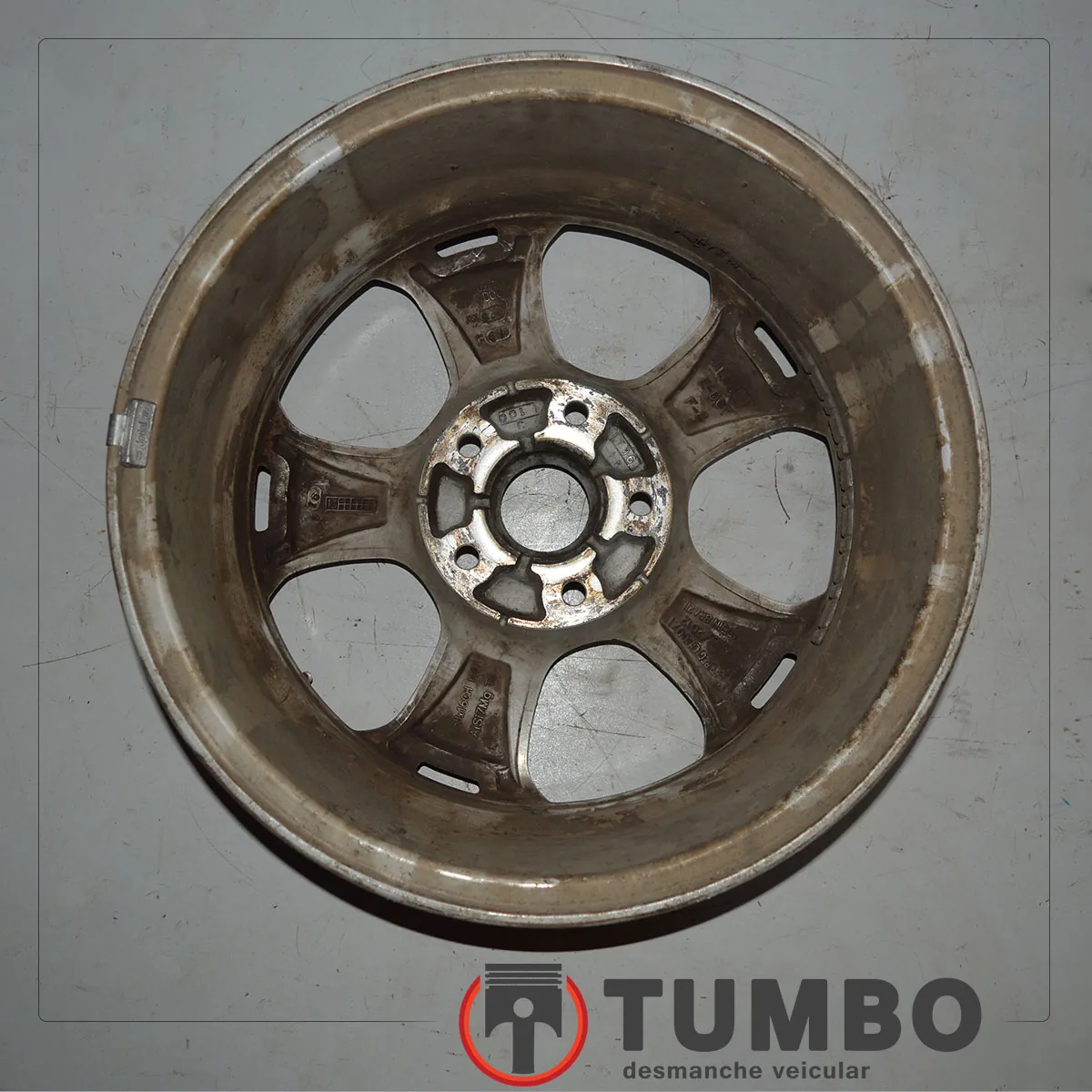 Roda de liga leve Tucson Aro 16 sem calota com detalhes