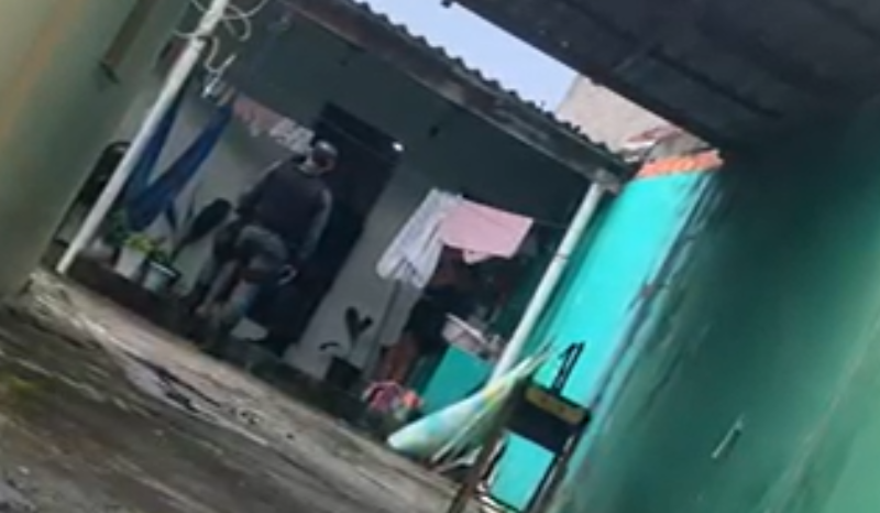 Homem é preso por manter filha de 9 meses como refém em Manaus