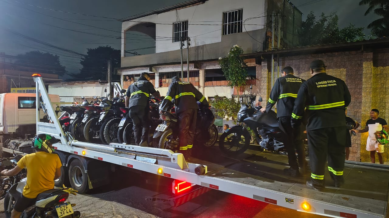 Fiscalização "desmonta" adega e remove 120 motos irregulares, na zona norte de Manaus