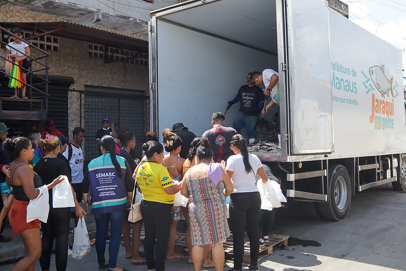Prefeitura de Manaus distribui 57 mil peixes do programa ‘Jaraqui da Gente’ na zona Leste