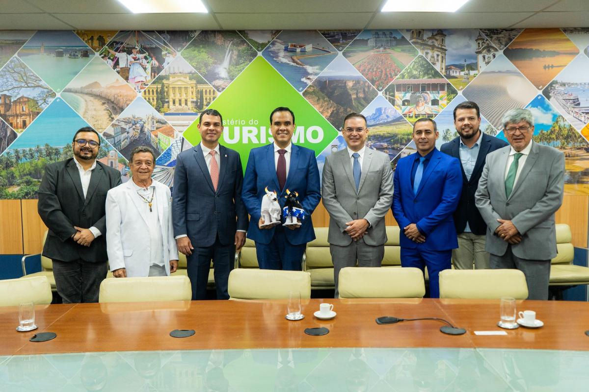 Caprichoso e Garantido buscam apoio do governo federal para o Festival de Parintins