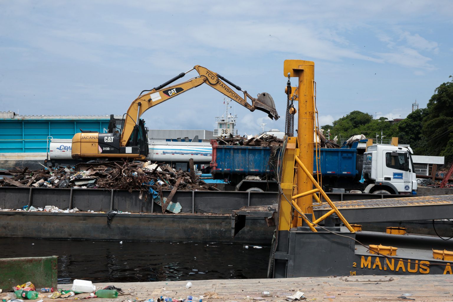 Mais de 400 toneladas de lixo são retiradas da orla de Manaus em 2026