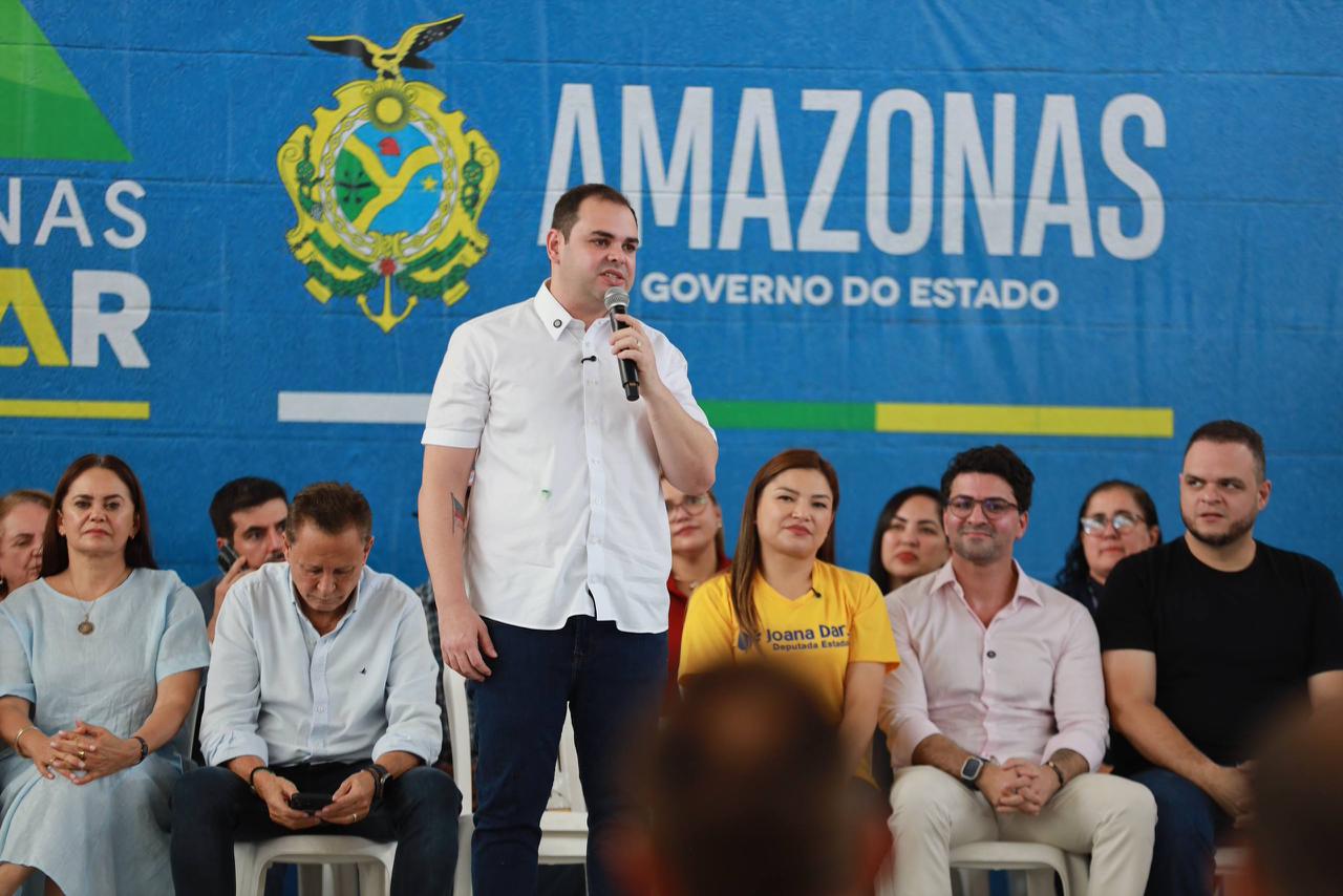 Governador entrega 800 títulos definitivos para moradores da zona norte de Manaus