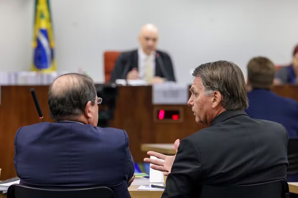 Moraes determina destruição de armas de Bolsonaro