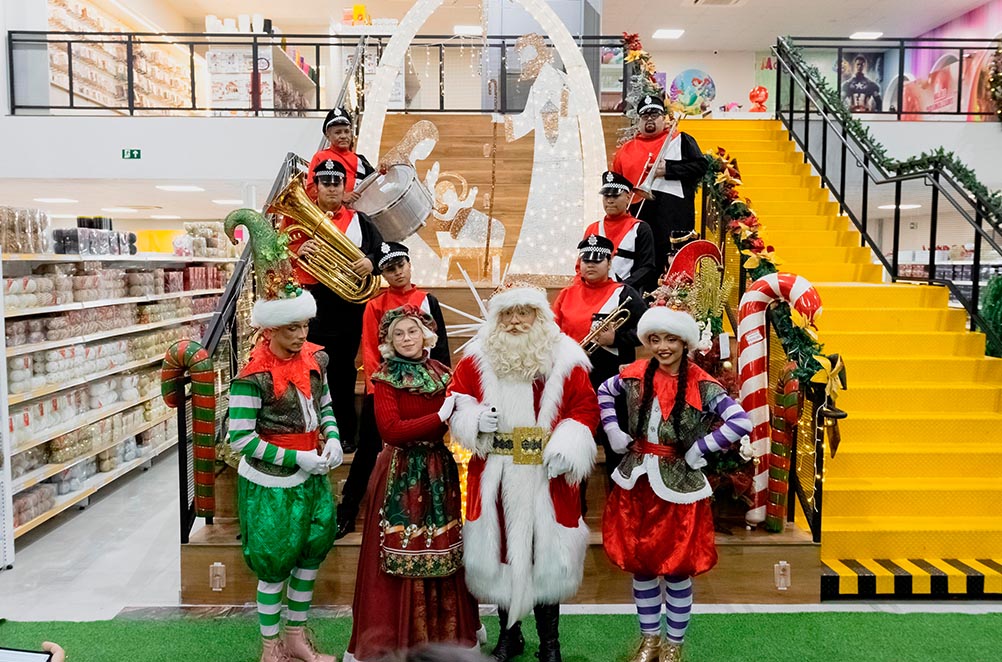 ‘Parada natalina’ movimenta magazine no bairro Parque Dez