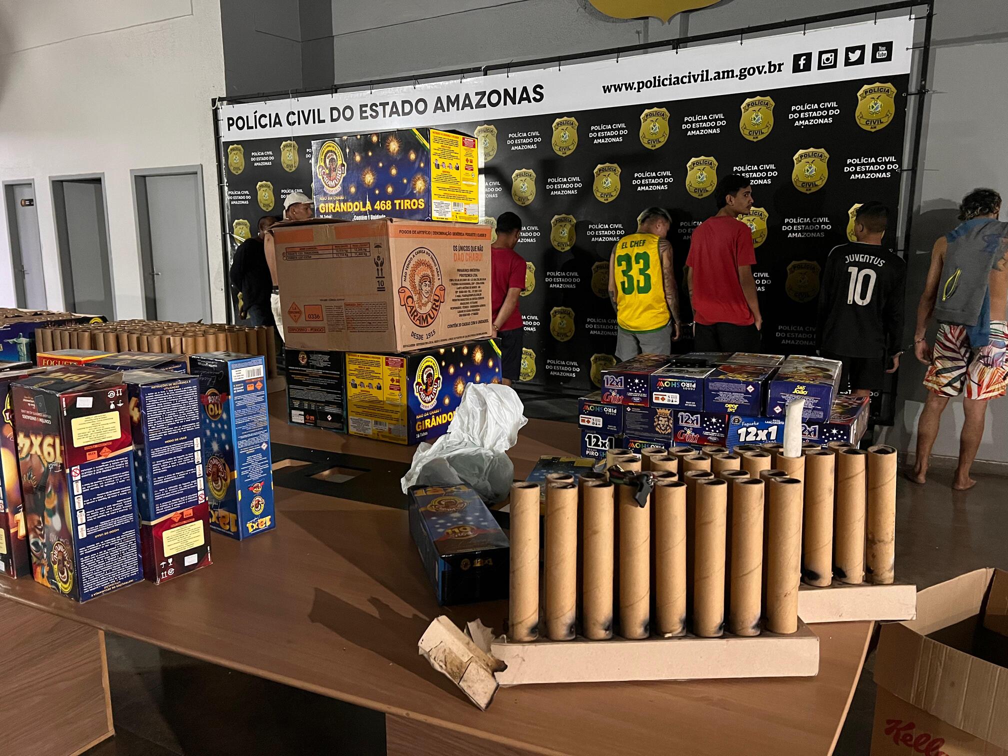 Vídeo: polícia prende suspeitos de envolvimento em foguetório em Manaus