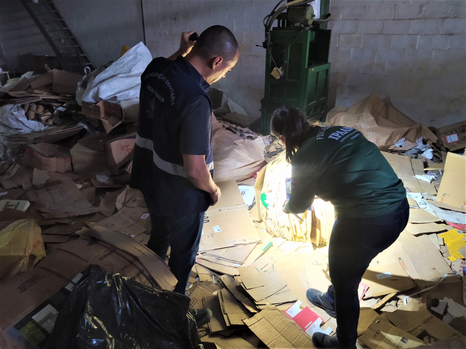 Visa Manaus interdita depósito irregular de resíduos de saúde