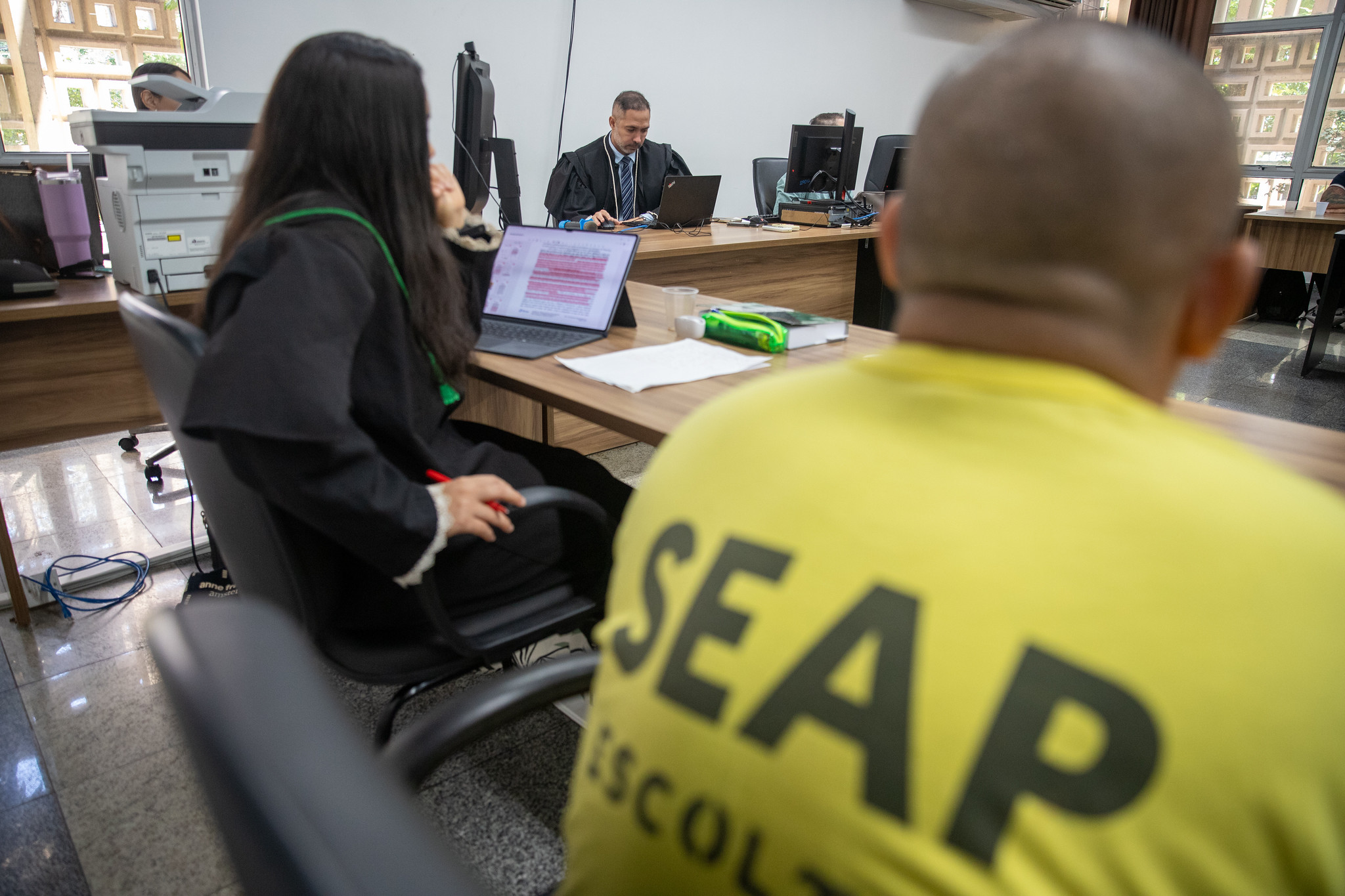 Réu é condenado por feminicídio da mãe e tentativa de homicídio contra a avó