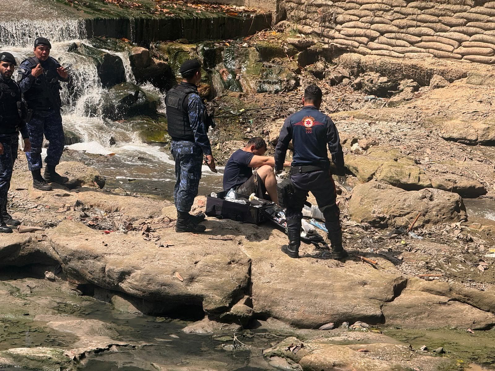 Foragido pula em igarapé ao tentar escapar de abordagem policial e acaba ferido