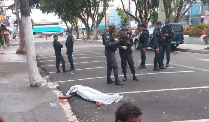 Vídeo: homem é morto facadas durante briga por suposta traição no Centro de Manaus