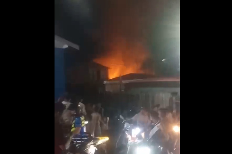 Vídeo: Criança morre em incêndio que destruiu casa em Tefé; Irmãos foram salvos por vizinho