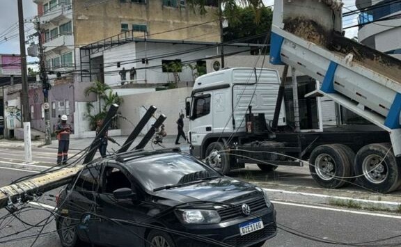 Vídeo: poste cai em cima de carro após fiação ser atingida por caçamba