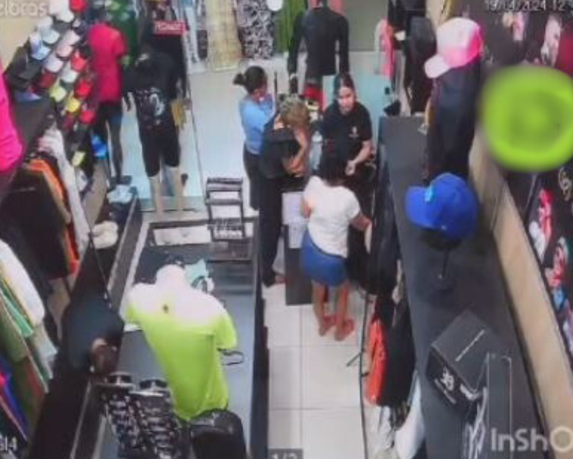 Vídeo: Veja como age bando em lojas do Centro de Manaus