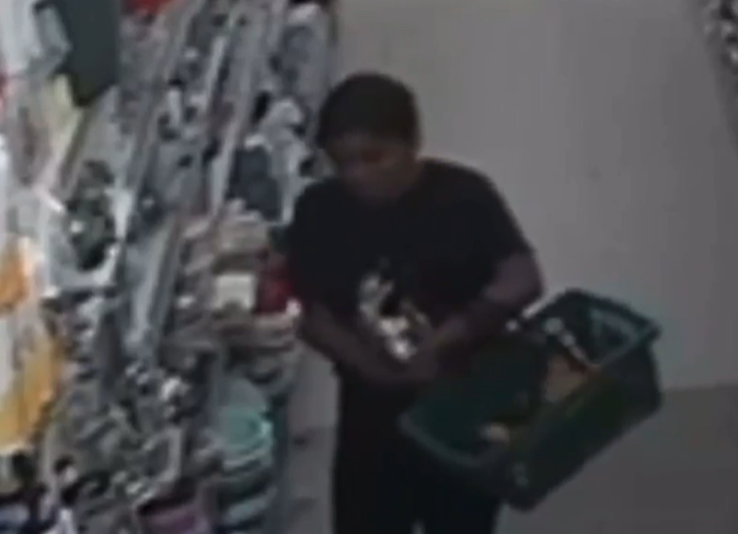 Vídeo: mulher é flagrada furtando café em supermercado de Manaus