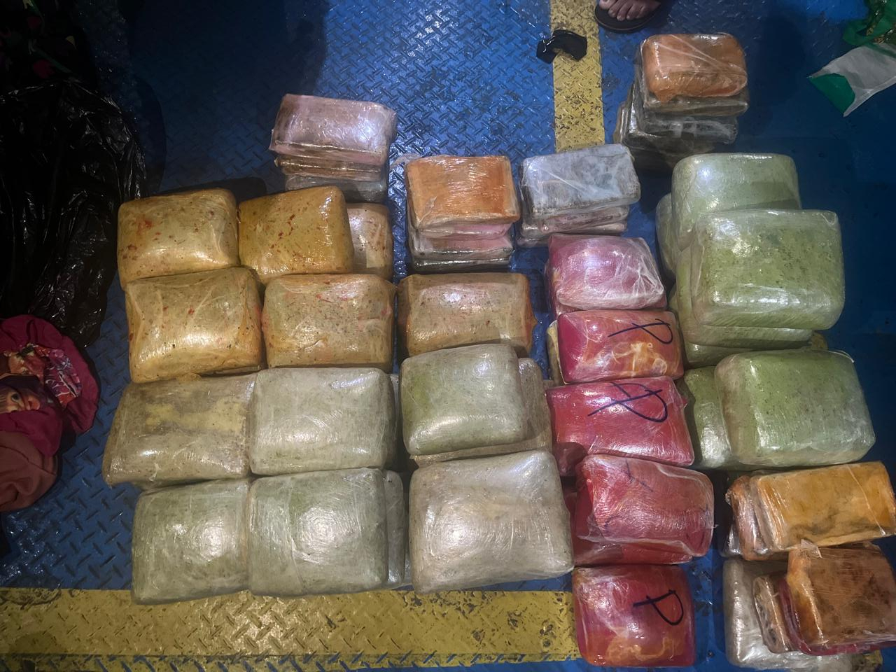 Trio é preso com 92 kg de drogas em embarcação