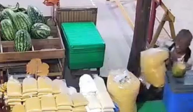 Vídeo flagra homem furtando saco de farinha em comércio de Itacoatiara