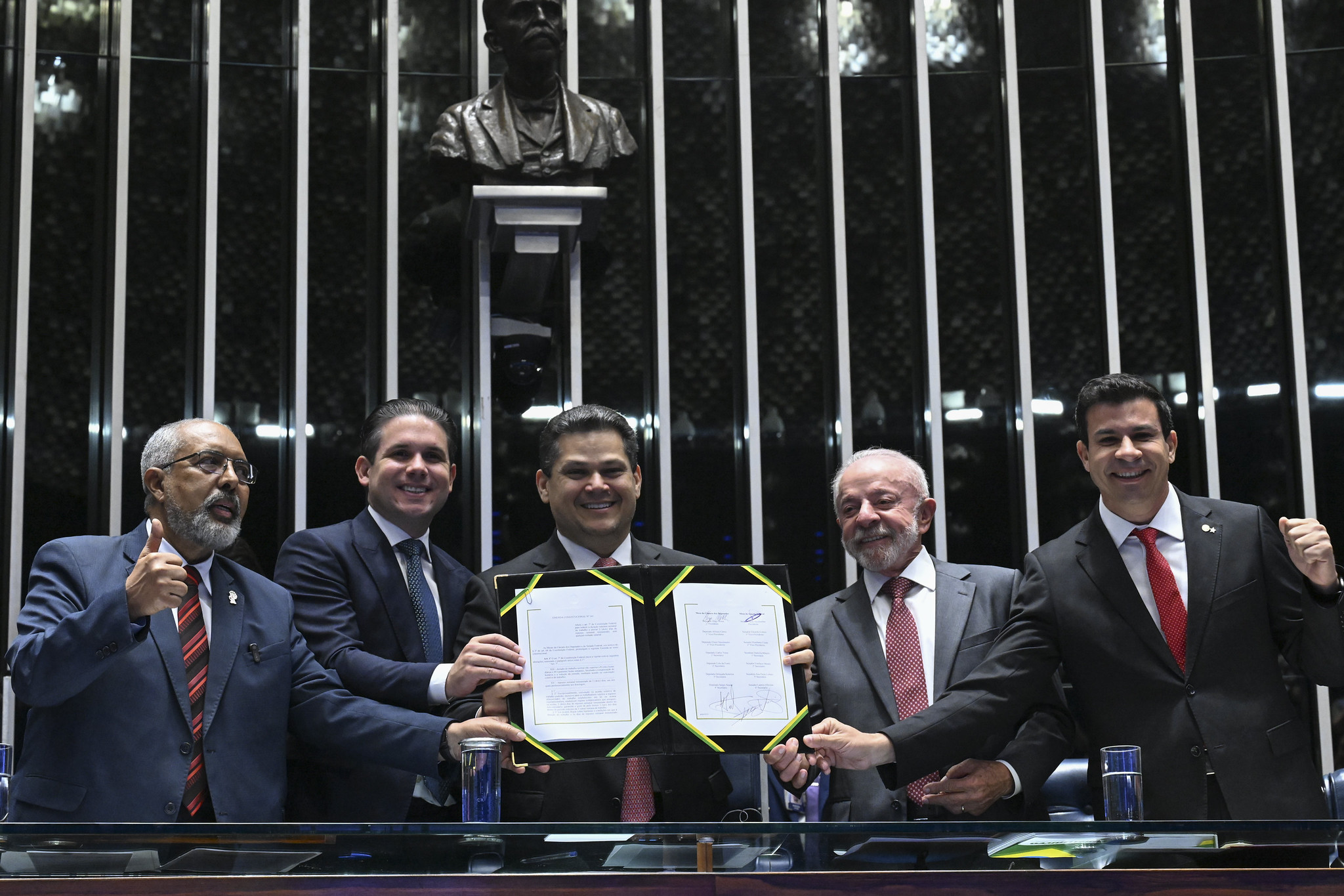 Congresso promulga emenda do fim da 6x1; escala 5x2 começa em 60 dias