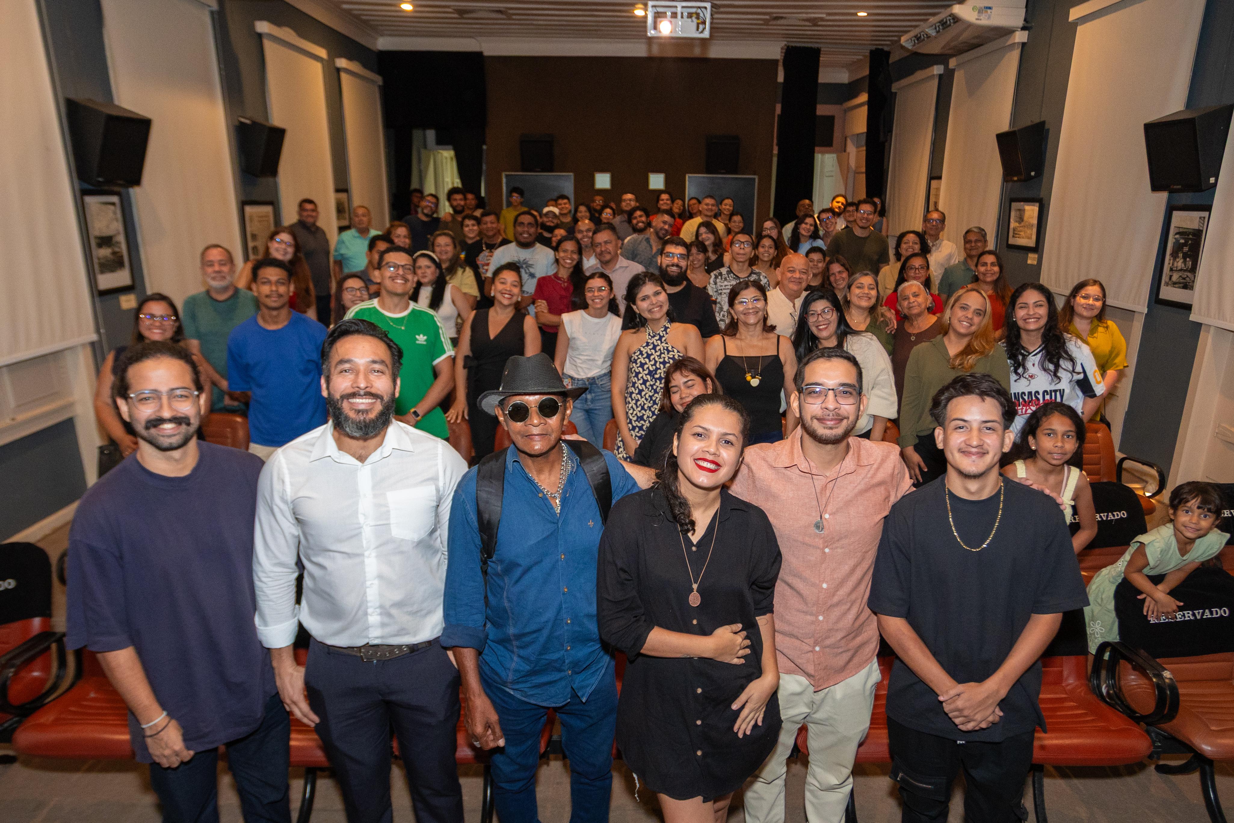 ‘Tesouros da Manaus Moderna’ celebra trabalhadores da feira em estreia no Cine Teatro Guarany