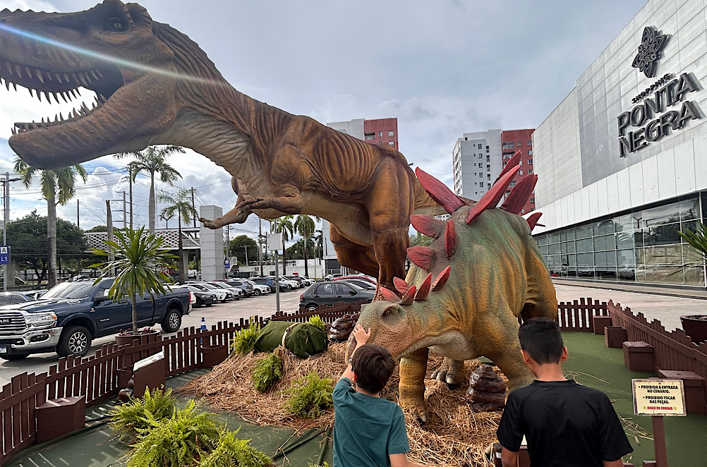 Réplicas em tamanho real transformam Shopping Ponta Negra em cenário pré-histórico  em Manaus
