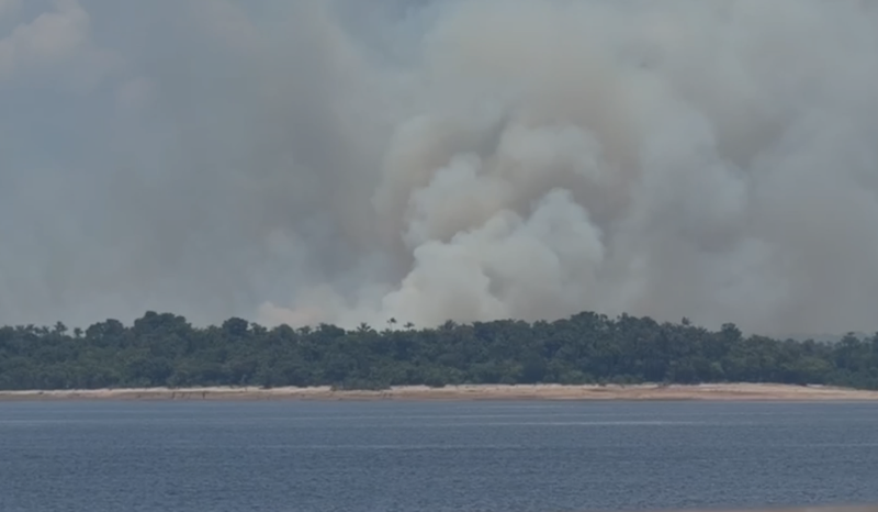 Vídeo: fumaça de incêndio em área de mata na AM-070 é vista de Manaus