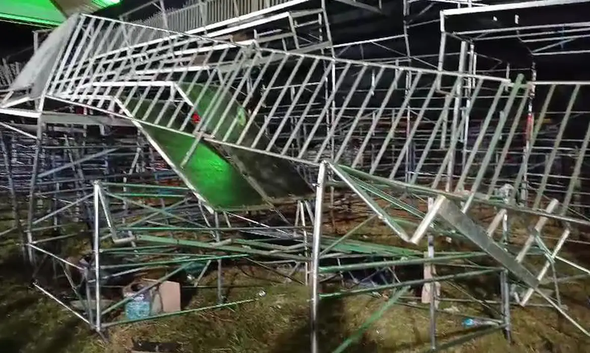 Desabamento de arquibancada em show no interior de SP deixa 60 feridos