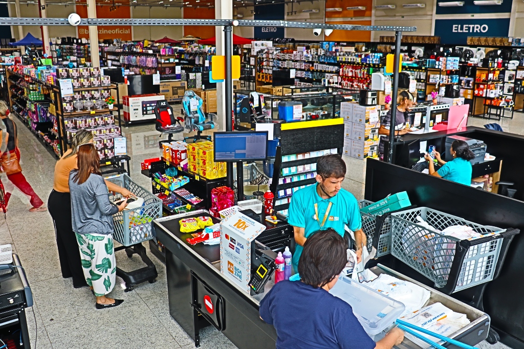 Comércio e Serviços concentram 68% dos empregos formais no AM
