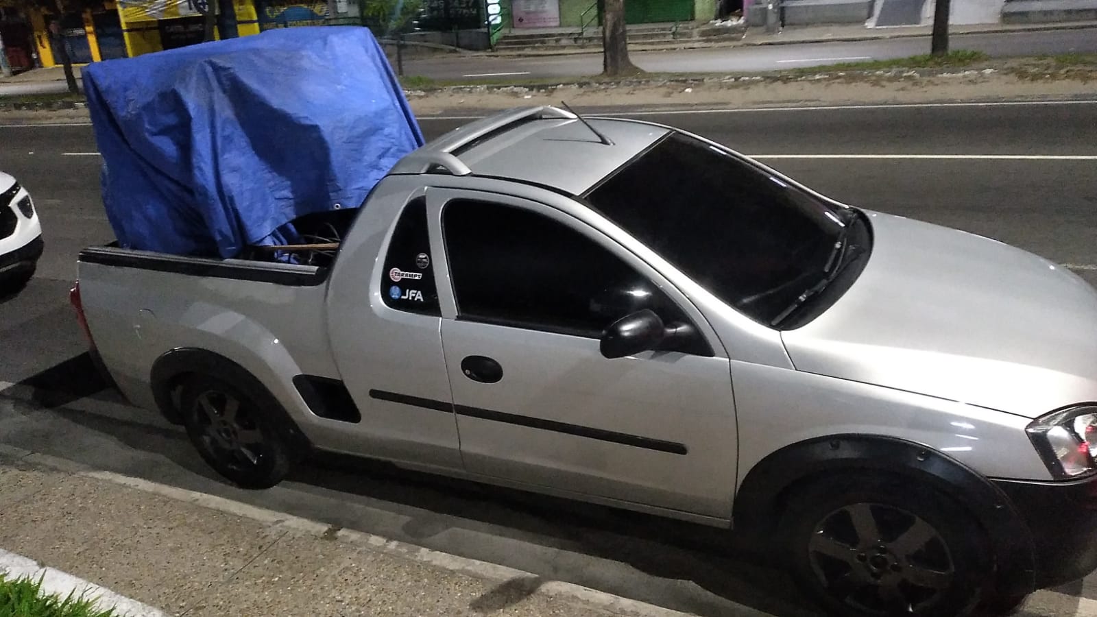 Homens são presos com 'paredão' de som em adega no São José