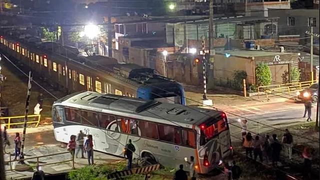 Vídeo: choque entre trem e ônibus deixa 13 feridos no Rio de Janeiro