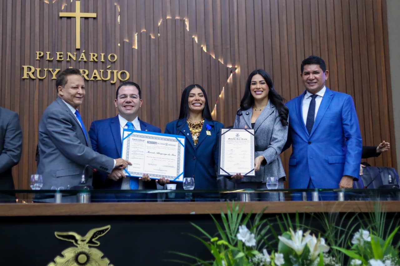 Marciele Albuquerque é homenageada com a Medalha Ruy Araújo e o Título de Cidadã do Am