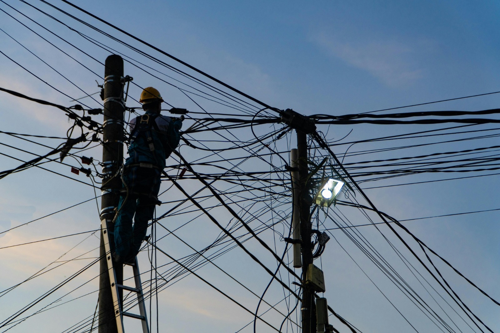 MP questiona Âmbar Energia sobre substituição da fiação pública em Manaus