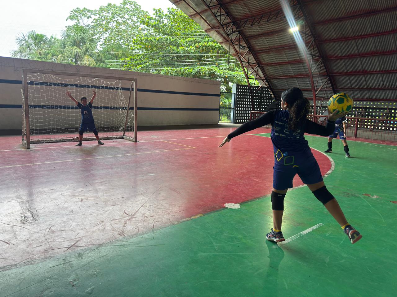 Governo abre vagas para novas turmas de handebol na Vila Olímpica de Manaus