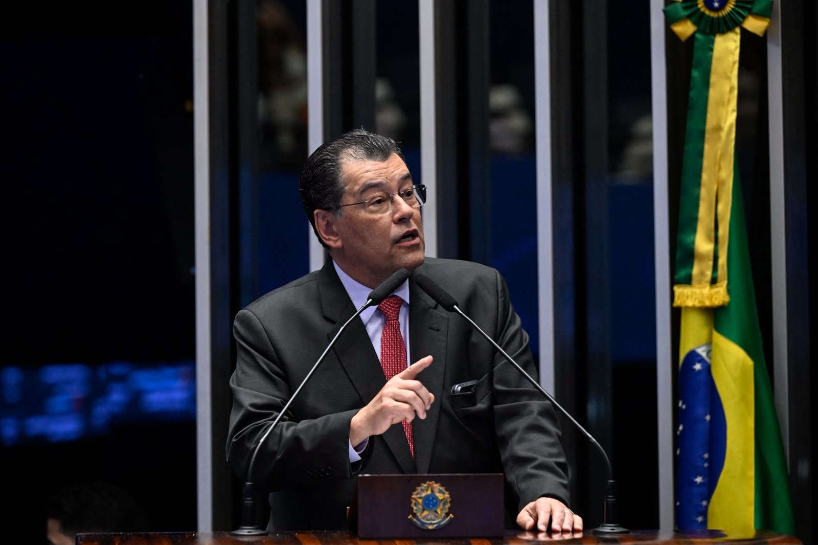Eduardo Braga defende o fim da escala 6x1 e bem-estar para o trabalhador