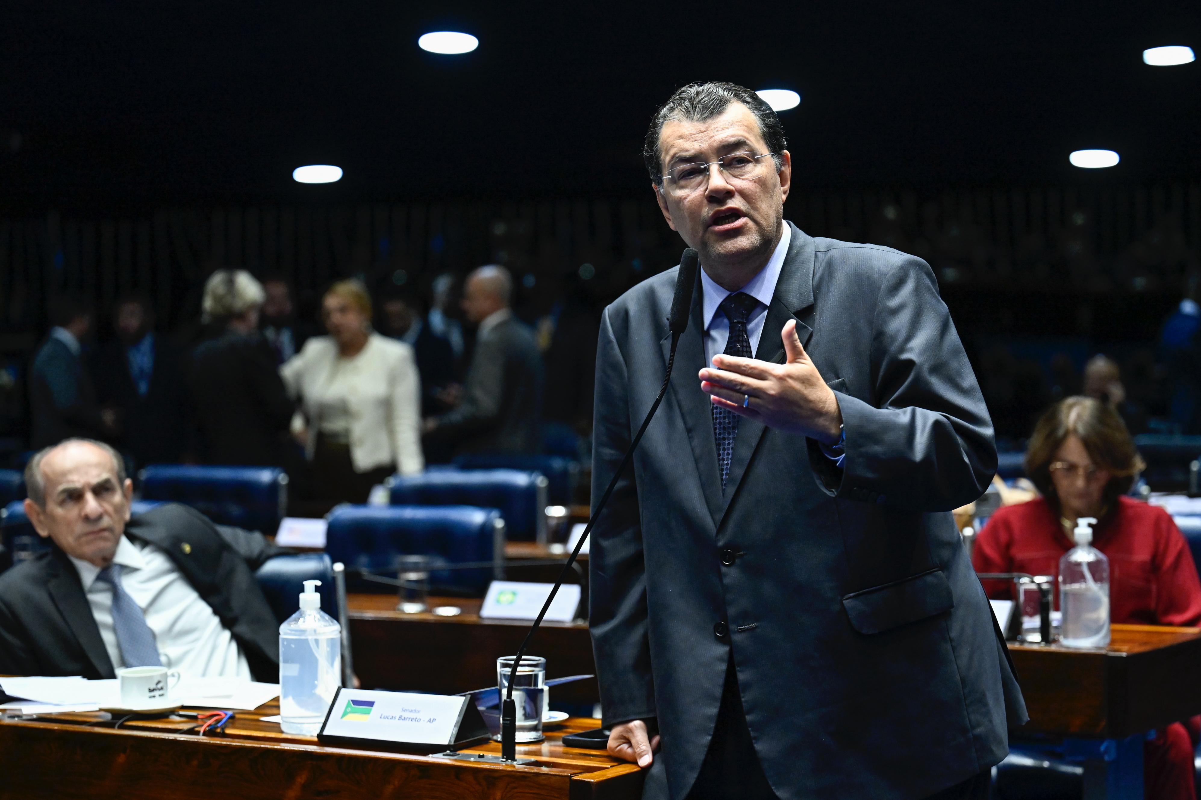 Eduardo Braga vota a favor da inclusão de guardas municipais na segurança pública