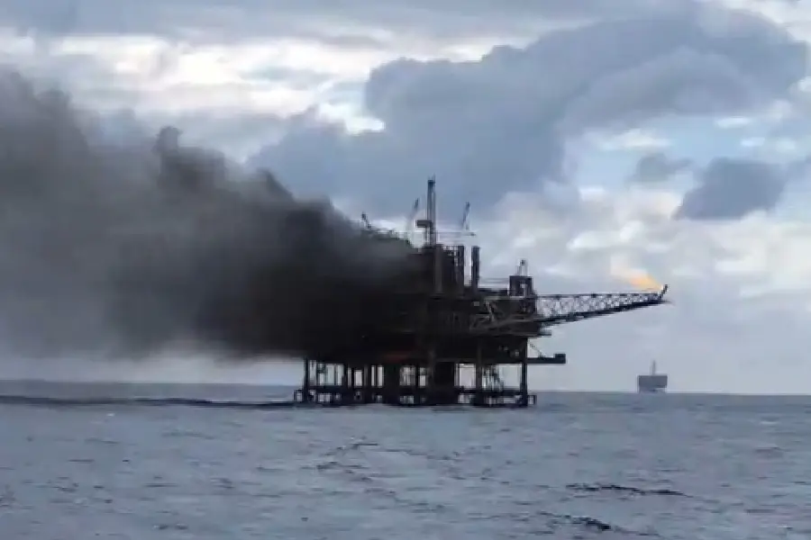 Vídeo: Trabalhador fica ferido durante incêndio em plataforma da Petrobras