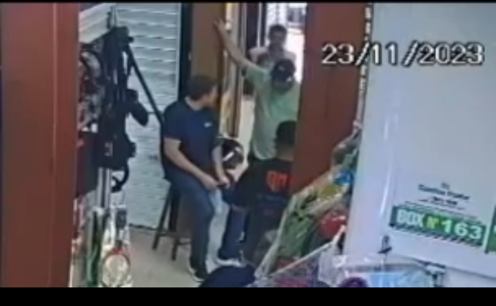 Vídeo mostra momento em que homem é executado no shopping