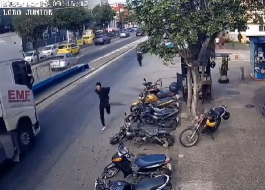 Vídeo: algemado, preso tenta escapar de delegacia e corre no meio da rua