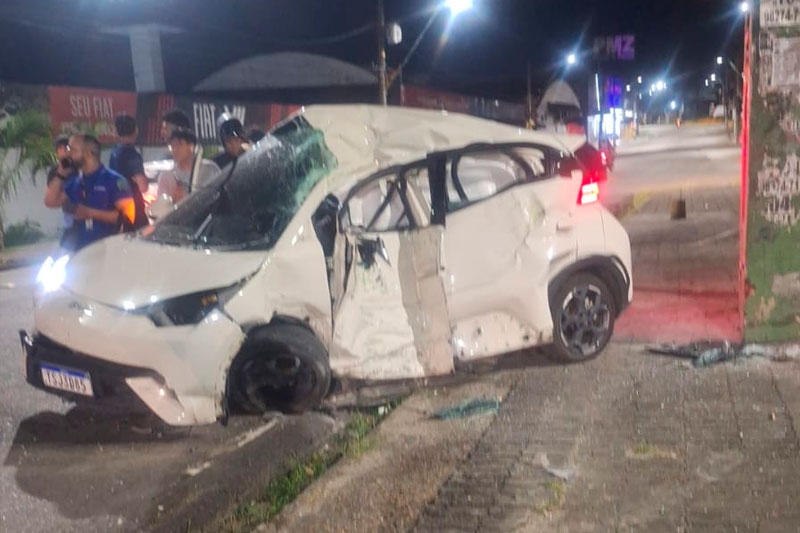 Jovem de 29 anos morre após colisão e batida contra passarela na Av. Djalma Batista