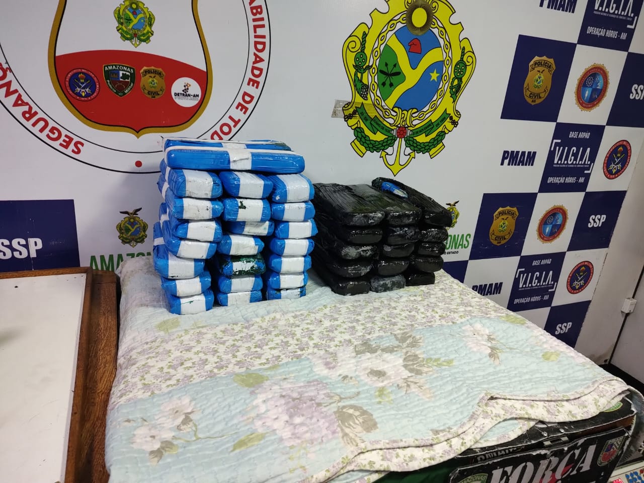 Polícia apreende 40kg de pasta-base de cocaína em mesas de marcenaria em Coari