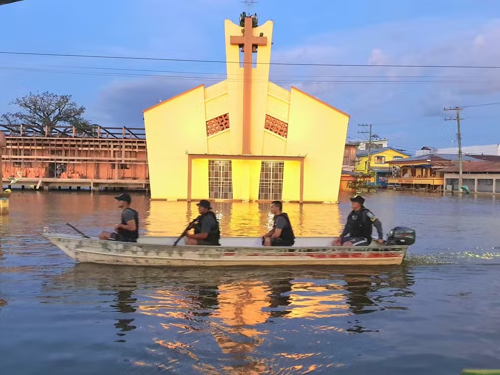Lancha com quatro policiais naufraga no Rio Solimões