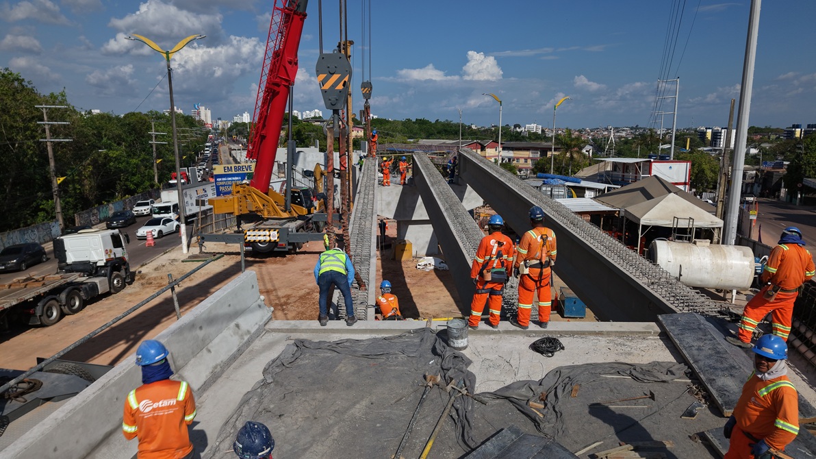 Prefeitura de Manaus inicia içamento de 24 vigas no Complexo Viário Passarão