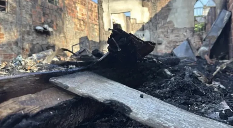 Incêndio destrói casa e danifica outras duas no Armando Mendes