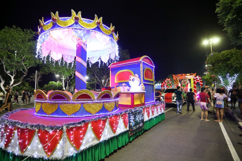 Primeira edição do Parada Natalina acontece no parque Amazonino Mendes